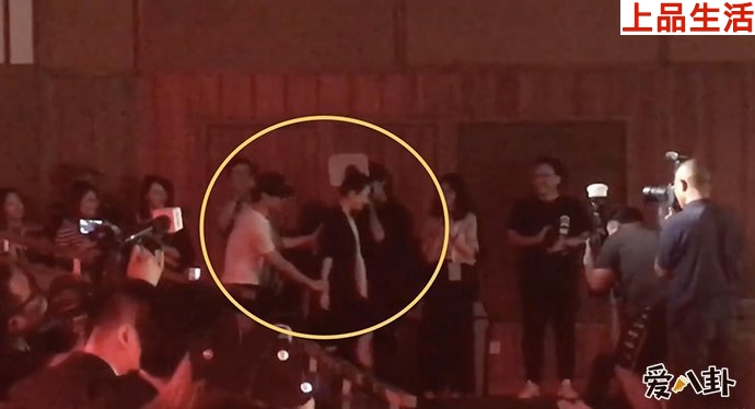 汪峰扶章子怡登臺(tái)疑似章子怡懷孕