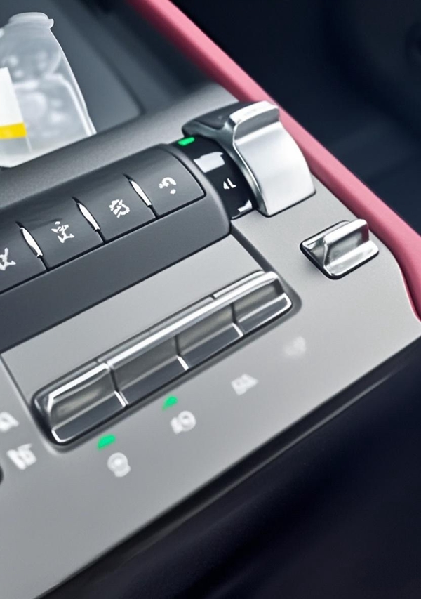 國(guó)產(chǎn)硬派越野扛把子！新款坦克300內(nèi)飾曝光：懸浮大屏、懷擋上車