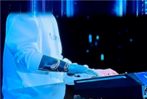 斷臂小伙用意念控制機(jī)械仿生手 深情彈奏鋼琴曲《大魚》