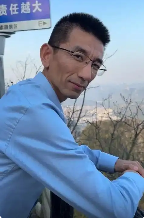 東方甄選起波瀾！主播商務(wù)被東方小孫拒絕后 該主播又睡過斷播