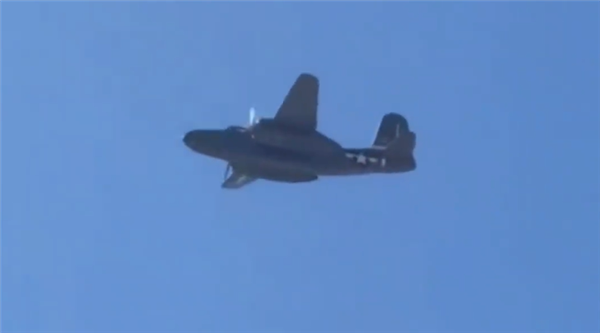 美國失事飛機(jī)+1！航空展上一架老飛機(jī)迫降冒煙起火