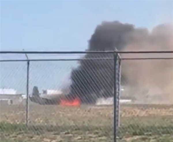 美國失事飛機(jī)+1！航空展上一架老飛機(jī)迫降冒煙起火