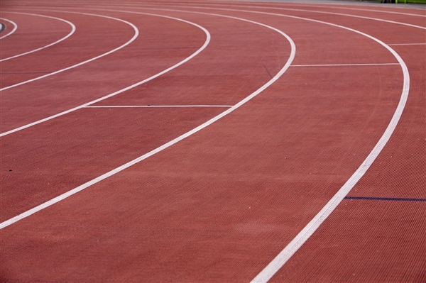 接近劉翔的運(yùn)動(dòng)員出現(xiàn)了 江蘇一大學(xué)生60米欄跑出7.53：酷似劉翔