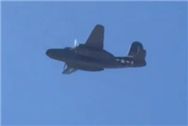 美國失事飛機(jī)+1！航空展上一架老飛機(jī)迫降冒煙起火