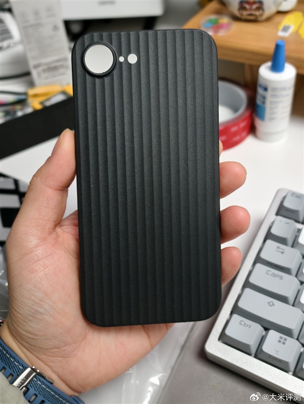 今年便宜的蘋果手機(jī)！iPhone SE 4保護(hù)殼現(xiàn)身