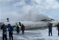 加拿大多倫多一客機著陸發(fā)生事故：機身翻覆 現(xiàn)場升起濃煙！