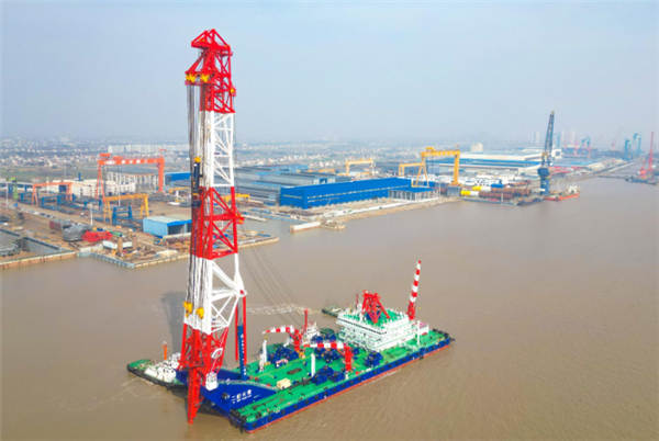 世界大！變幅式打樁船“二航長(zhǎng)青”輪啟航：樁架高150米