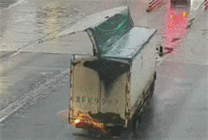 半掛車忘關(guān)車廂 大鵬展翅上高速 撞翻ETC