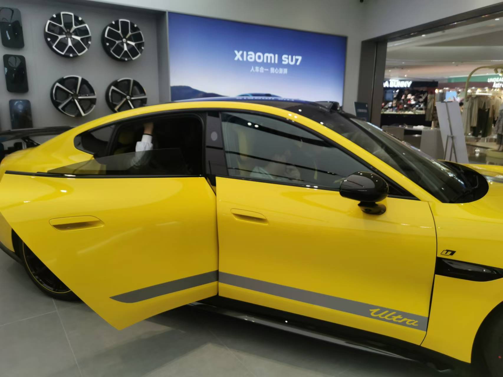 實(shí)探小米SU7 Ultra線下店：看車人太多，有門店被投訴，銷售員稱已收到超160輛大定訂單
