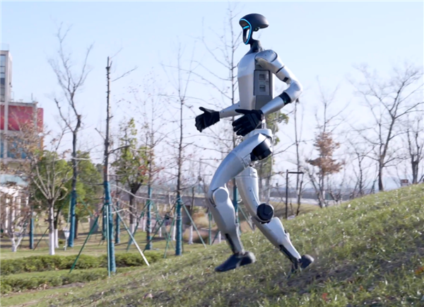 北京將辦全球首個(gè)人形機(jī)器人半程馬拉松：支持更換電池、手動(dòng)遙控