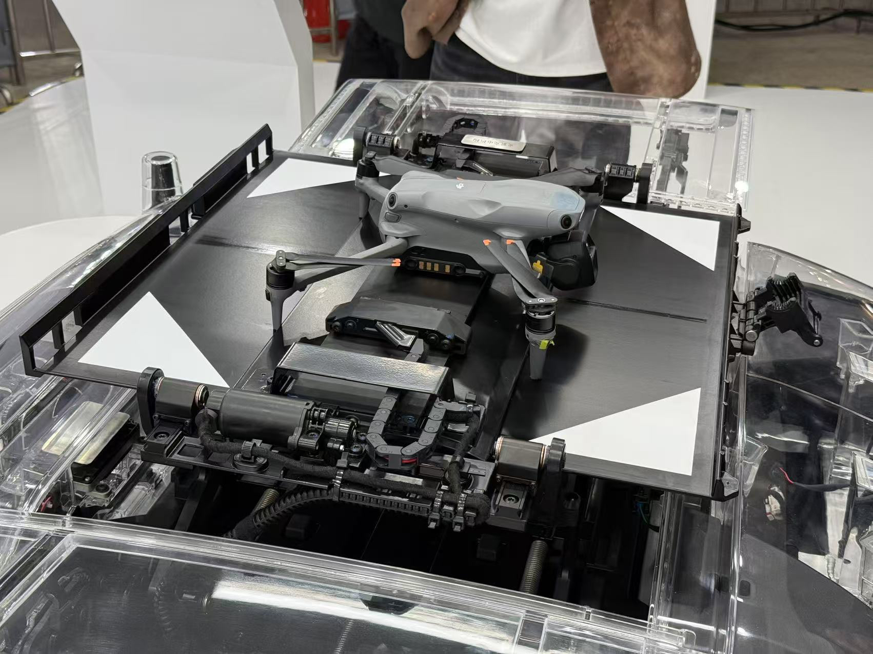 斥資2億！比亞迪大疆發(fā)布“靈鳶”系統(tǒng)，王傳福：不是簡單地把無人機(jī)放車上