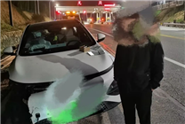 男子高速開(kāi)輔助駕駛 讓車(chē)子自己開(kāi) 結(jié)果撞掉輪胎