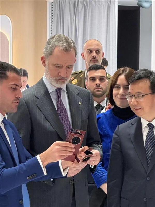 華為三折疊驚艷國(guó)王！中國(guó)手機(jī)歐洲亮劍：唯獨(dú)兩巨頭缺席