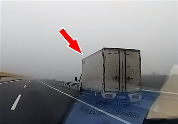 高速上違停看直播 司機：霧太大、我休息會兒