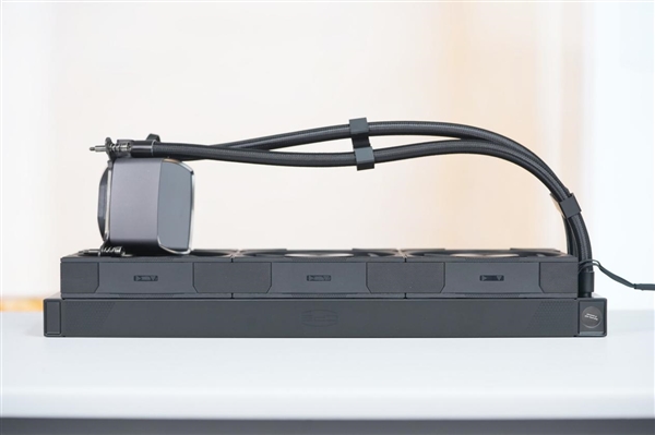 獨(dú)立磁吸IPS液晶屏！超頻三銀翼DT360水冷散熱器圖賞