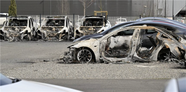 馬斯克當官后頻觸霉頭！多國銷量大跌 美歐市場還被人砸車放火