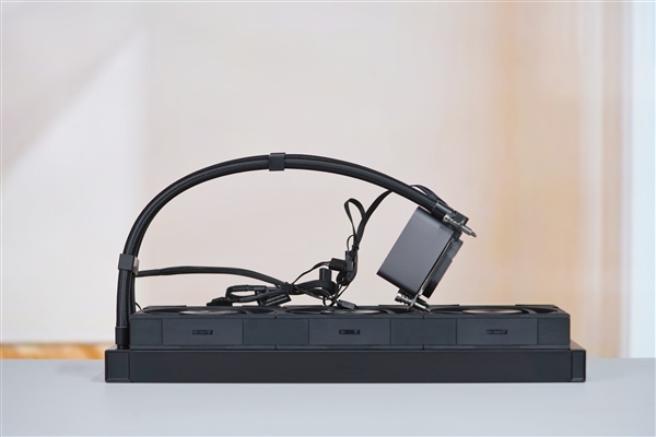 獨(dú)立磁吸IPS液晶屏！超頻三銀翼DT360水冷散熱器圖賞