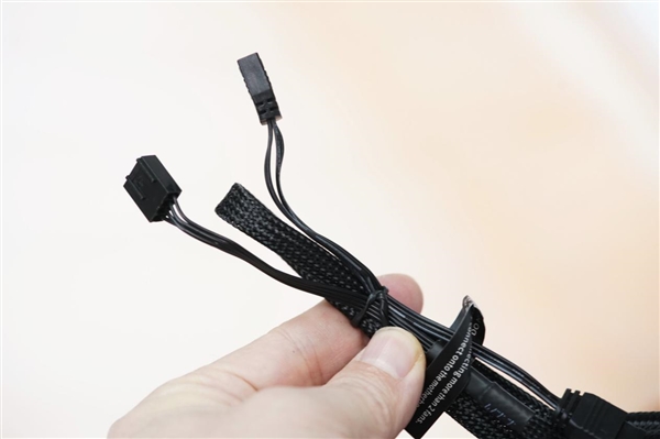 獨(dú)立磁吸IPS液晶屏！超頻三銀翼DT360水冷散熱器圖賞