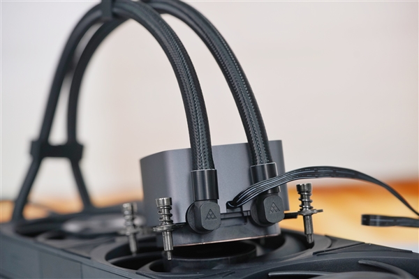 獨(dú)立磁吸IPS液晶屏！超頻三銀翼DT360水冷散熱器圖賞