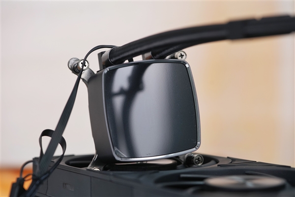 獨(dú)立磁吸IPS液晶屏！超頻三銀翼DT360水冷散熱器圖賞