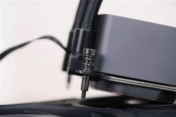 獨(dú)立磁吸IPS液晶屏！超頻三銀翼DT360水冷散熱器圖賞