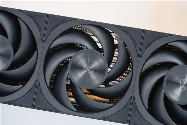 獨(dú)立磁吸IPS液晶屏！超頻三銀翼DT360水冷散熱器圖賞