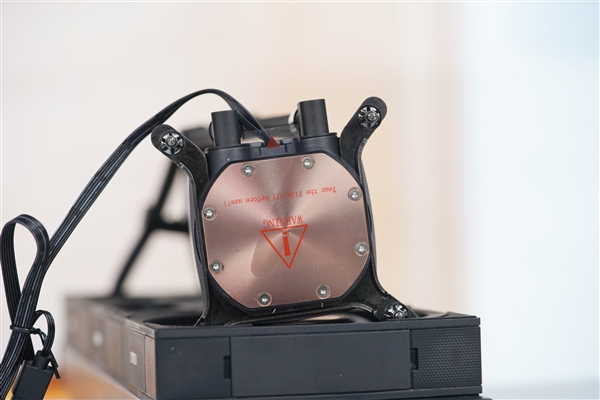 獨(dú)立磁吸IPS液晶屏！超頻三銀翼DT360水冷散熱器圖賞