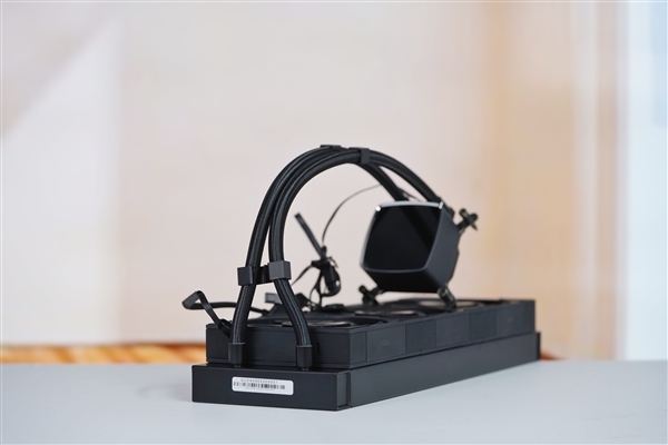 獨(dú)立磁吸IPS液晶屏！超頻三銀翼DT360水冷散熱器圖賞