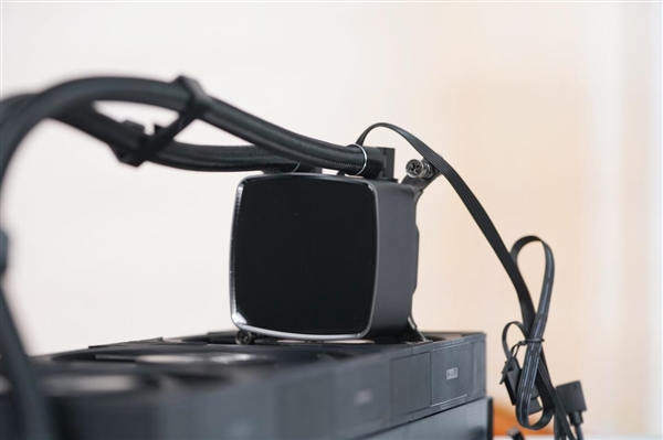 獨(dú)立磁吸IPS液晶屏！超頻三銀翼DT360水冷散熱器圖賞