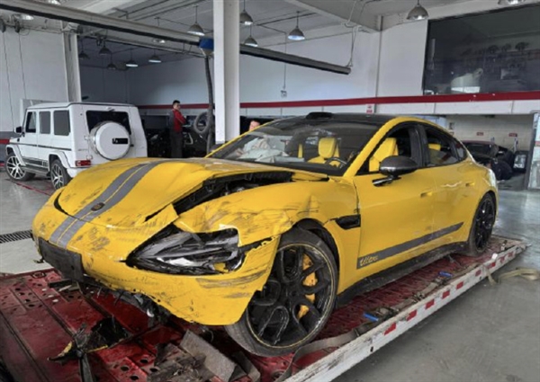 小米SU7 Ultra賽道首撞現(xiàn)場慘烈 1548匹馬力真不是開玩笑：雷軍發(fā)聲