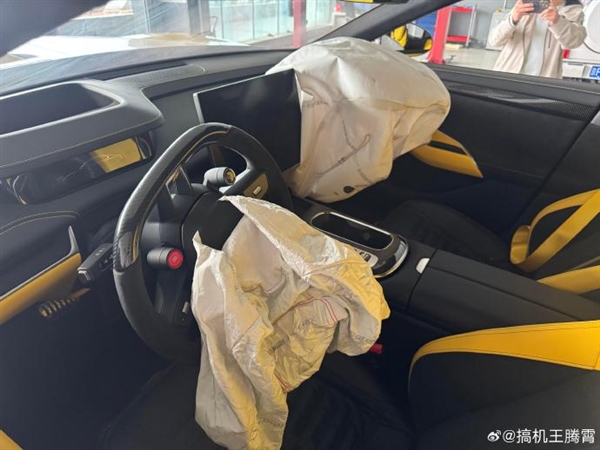 小米SU7 Ultra賽道首撞現(xiàn)場慘烈 1548匹馬力真不是開玩笑：雷軍發(fā)聲