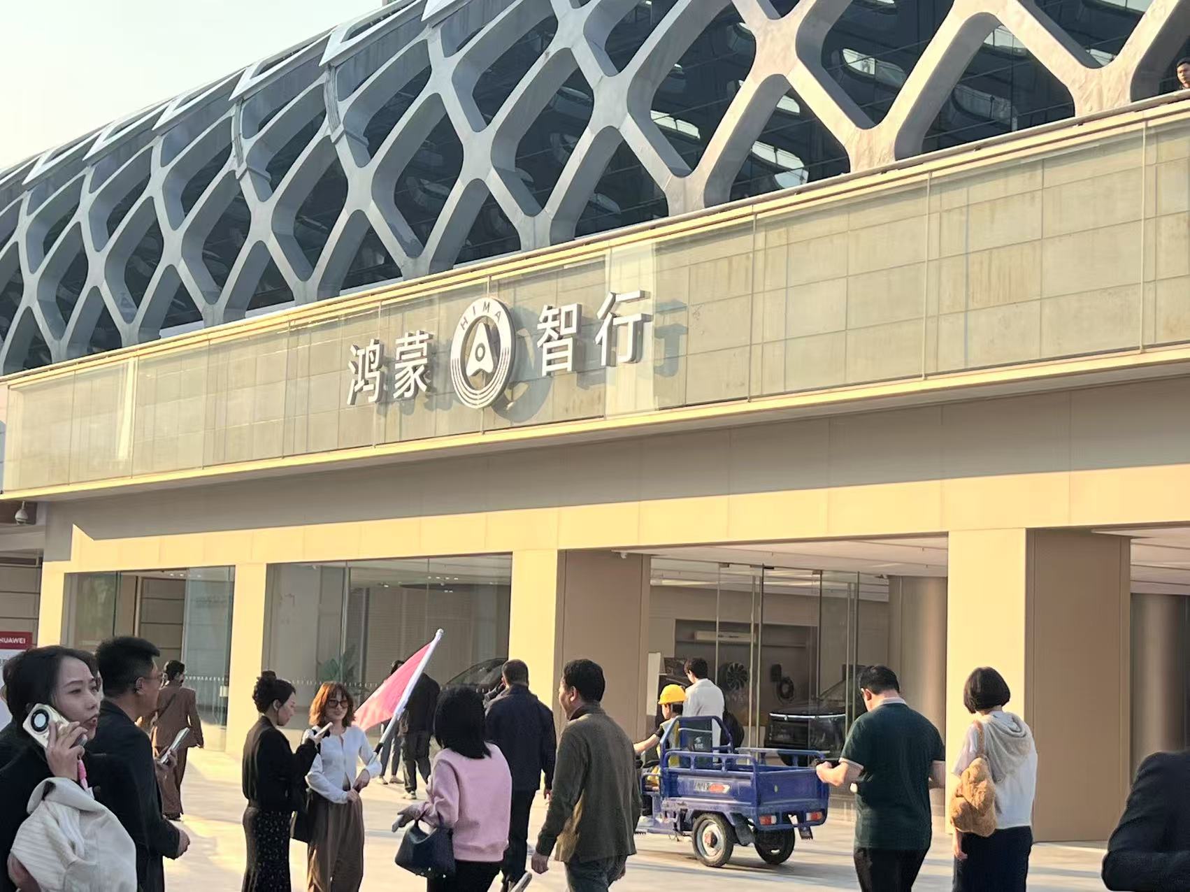 1日內(nèi)4款華為系新車亮相，劉亦菲代言智界品牌，“車海戰(zhàn)術(shù)”能提振銷量？