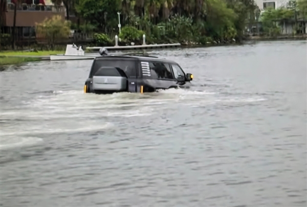 甲亢哥深圳直播體驗比亞迪仰望U8下水：滿臉害怕極了