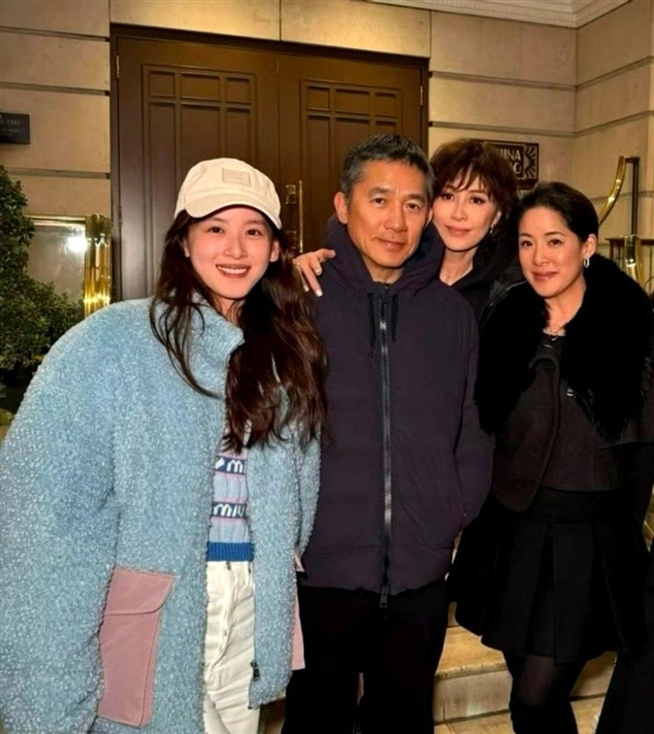 章澤天近照曝光：頭戴鴨舌帽 與梁朝偉、劉嘉玲夫婦合影