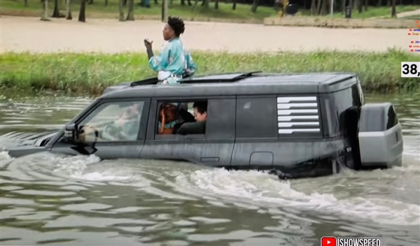 甲亢哥深圳直播體驗比亞迪仰望U8下水：滿臉害怕極了