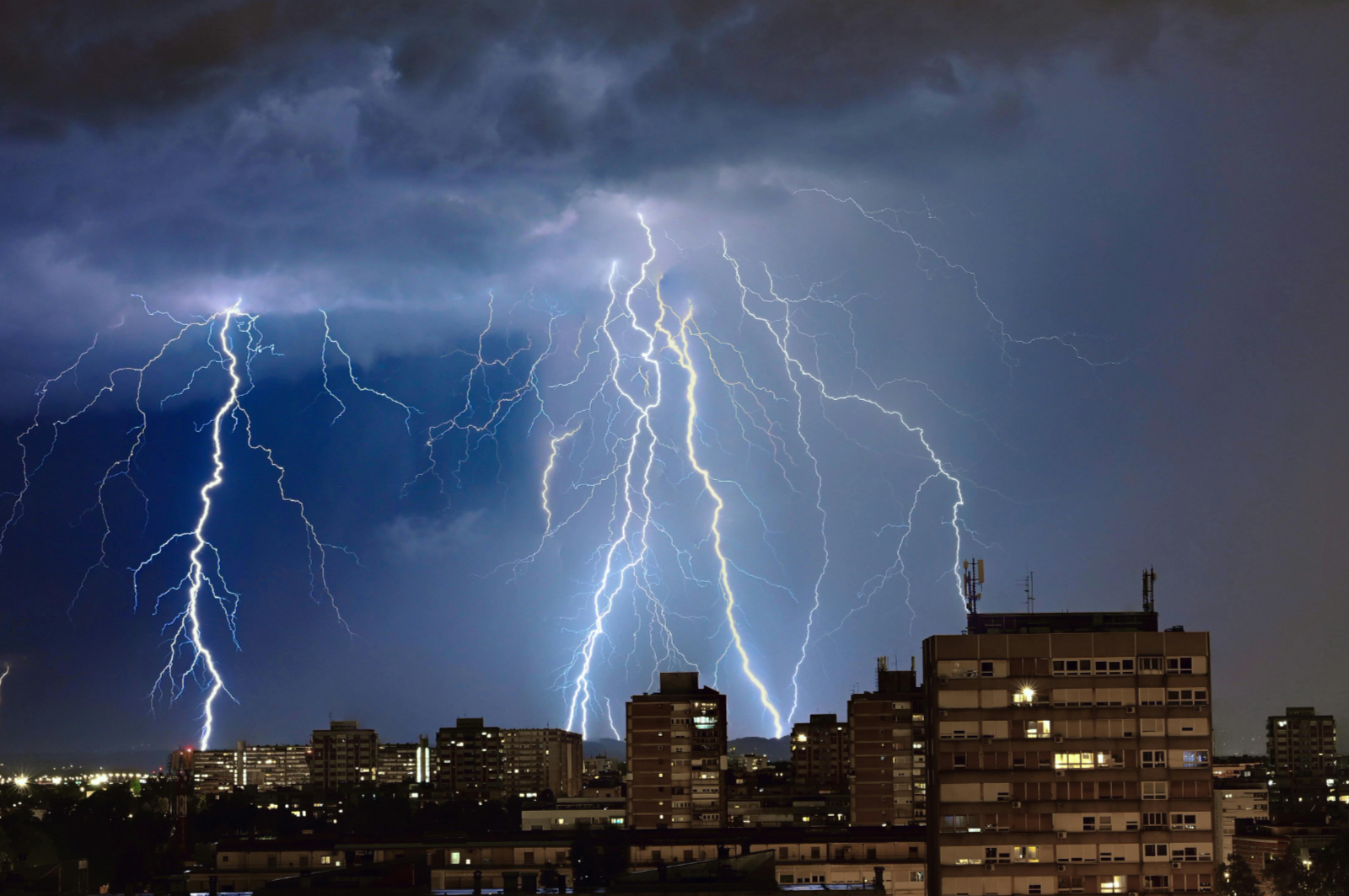 特朗普宣布向委內(nèi)瑞拉石油買家加征25%關(guān)稅，美國也“中招”？去年進口超23萬桶/日