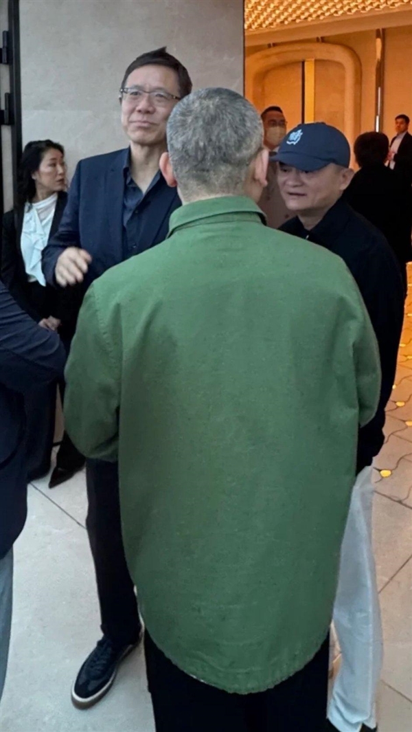 章澤天近照曝光：頭戴鴨舌帽 與梁朝偉、劉嘉玲夫婦合影 