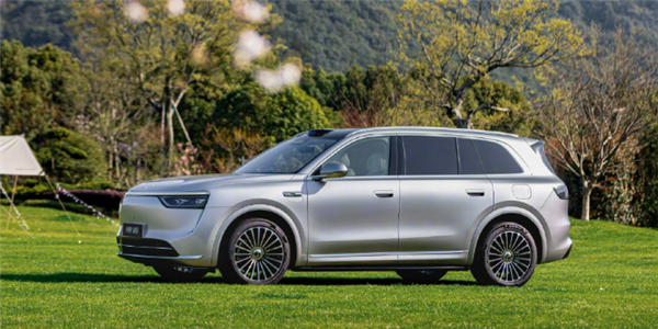 問界M8車型預訂訂單累計超10萬臺 余承東：感謝10萬個家庭支持