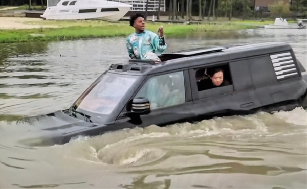 甲亢哥深圳直播體驗比亞迪仰望U8下水：滿臉害怕極了