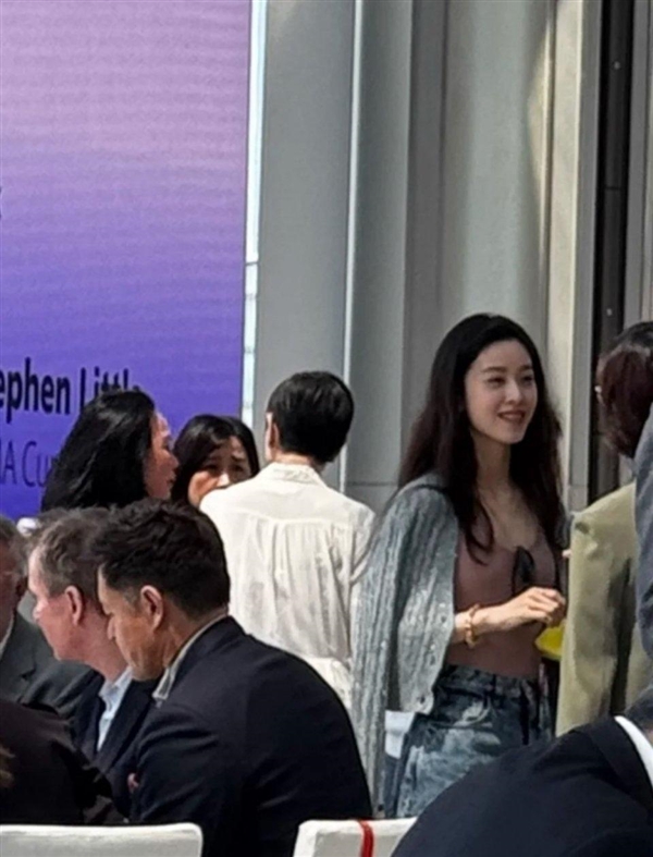 章澤天近照曝光：頭戴鴨舌帽 與梁朝偉、劉嘉玲夫婦合影 