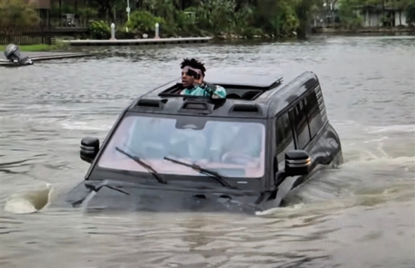 甲亢哥深圳直播體驗比亞迪仰望U8下水：滿臉害怕極了