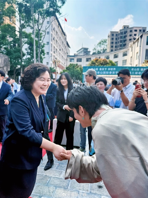 夢幻聯(lián)動！網(wǎng)紅丁真發(fā)文：有幸見到了華部長 特別開心 