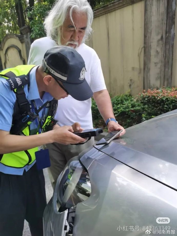 張紀(jì)中杭州開車送娃上學(xué)撞車上熱搜：被判全責(zé) 我不會(huì)跑 我是張紀(jì)中