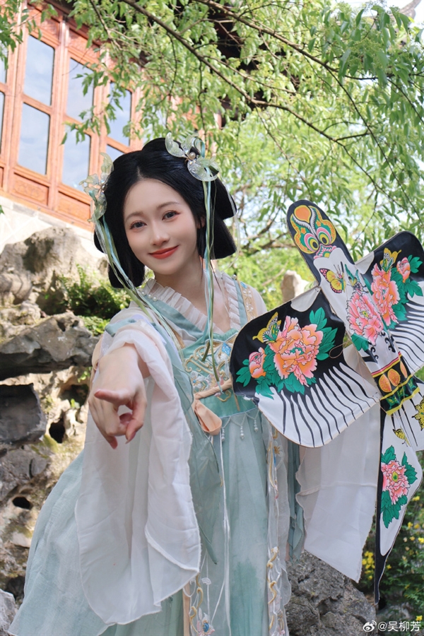 吳柳芳模仿周星馳名場(chǎng)面引爭(zhēng)議 網(wǎng)友評(píng)價(jià)：太尬