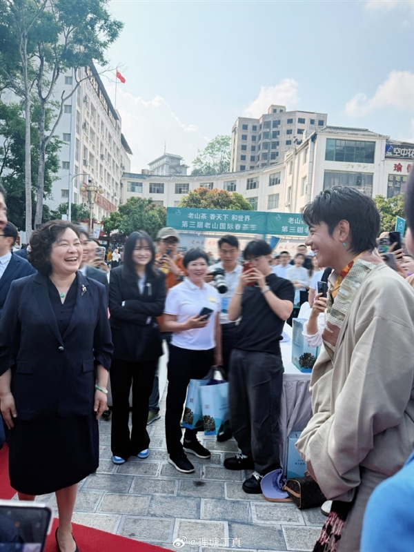 夢幻聯(lián)動！網(wǎng)紅丁真發(fā)文：有幸見到了華部長 特別開心 