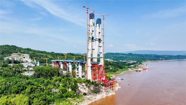 世界首創(chuàng)！渝萬高鐵公鐵雙聯(lián)塔大橋首個主塔封頂