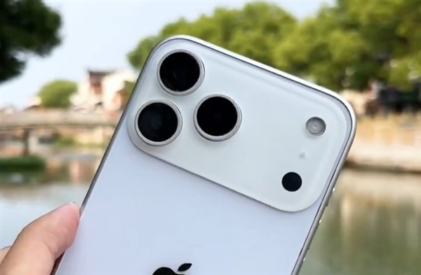 蘋果iPhone 17 Pro Max機模上手：厚度增加 電池加大