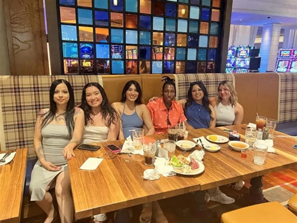 美國小伙“娶”5個老婆，生11個孩子 理由竟是為了不再出軌