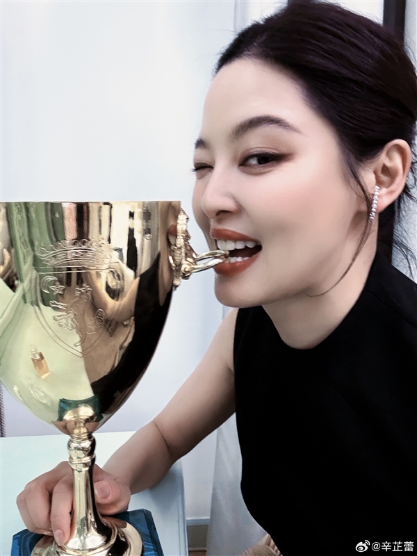 鞏俐之后 39歲辛芷蕾奪威尼斯電影節(jié)影后：曝全票通過 曬自拍“感恩所有”