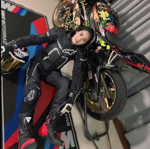 唏噓！美女騎手駕駛摩托車超車時遭大貨車碾壓身亡：帶頭盔被幸免